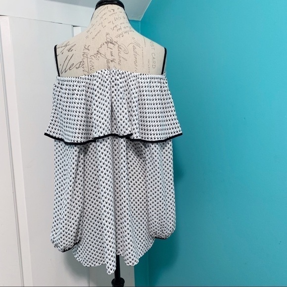 VINCE CAMUTO Droplet Geo Ruffled Off Shoulder Top - Picture 4 of 7